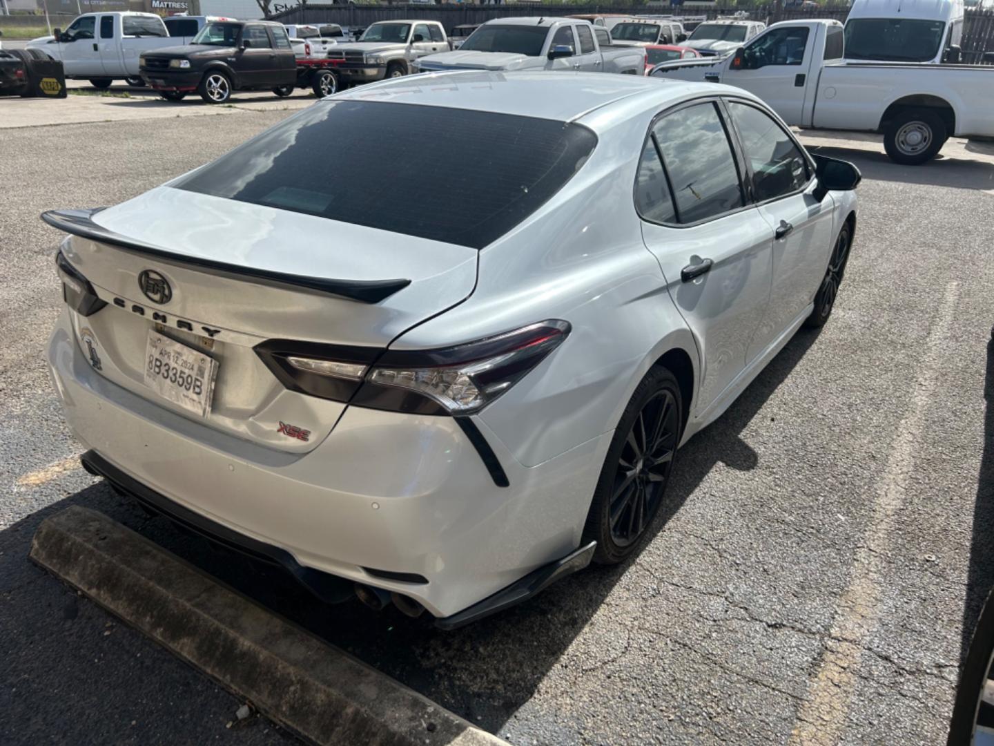 2018 White /Gray Toyota Camry XSE (4T1B61HK3JU) with an 2.5L L4 DOHC 16V engine, 8A transmission, located at 1687 Business 35 S, New Braunfels, TX, 78130, (830) 625-7159, 29.655487, -98.051491 - Photo#6